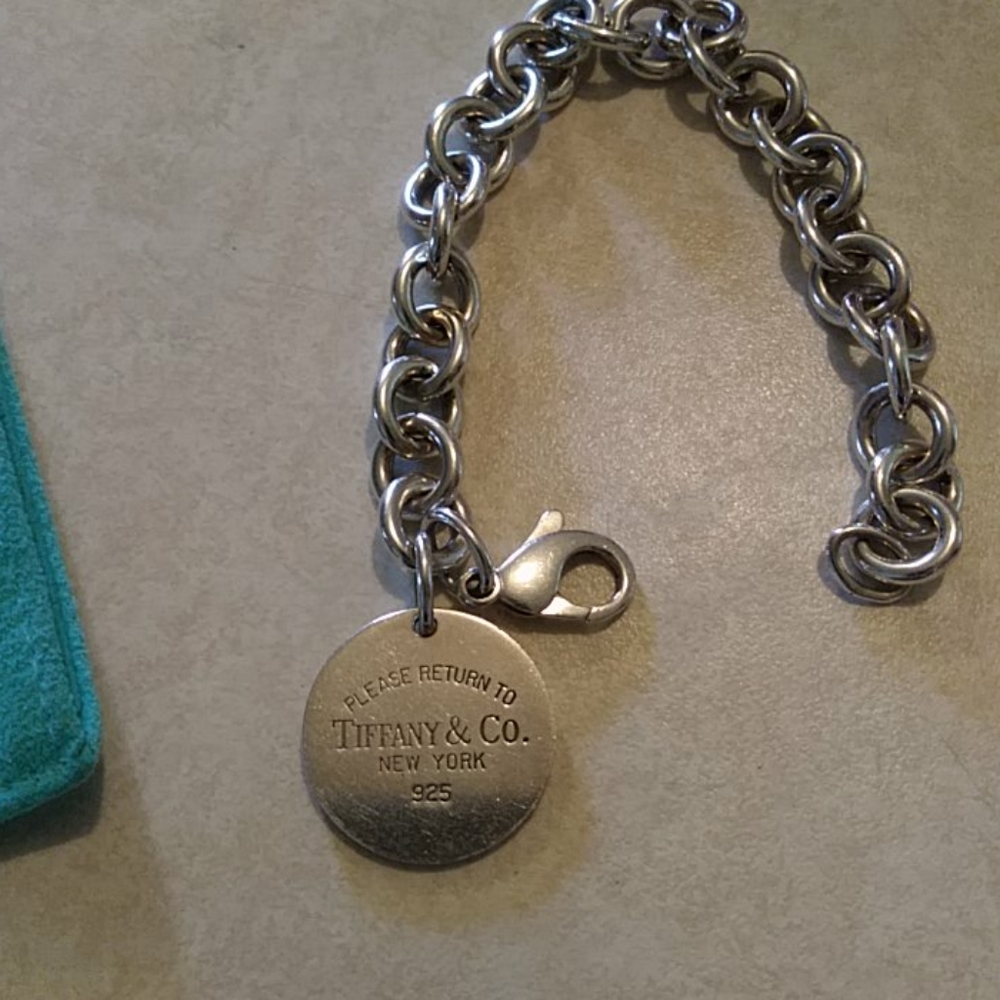 EUC. AUTHENTIC!! TIFFANY bracelet / pouch